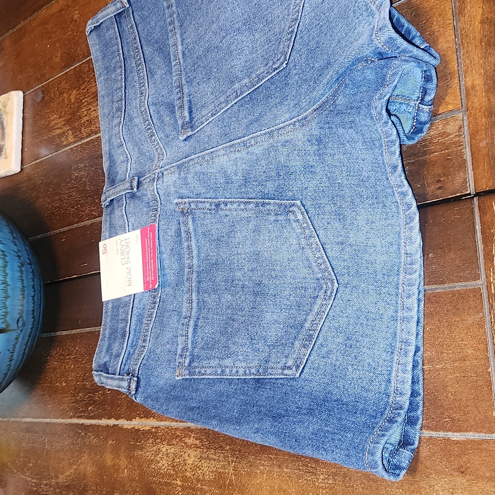 High Rise Curvy Mom Short - Picture 3 of 4